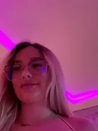 mollyxxx webcam model stream image