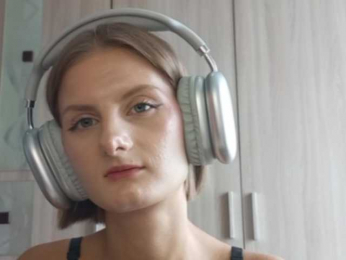 AuroraRow webcam model stream image