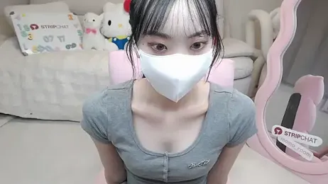 momo_room webcam model stream image