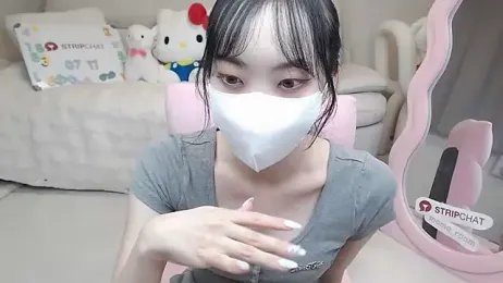 momo_room webcam model stream image