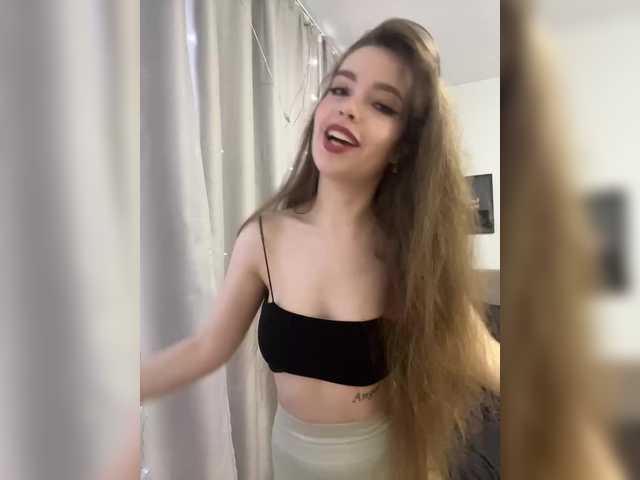 YourLadyyy webcam model stream image