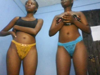 Petitegals webcam model stream image
