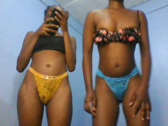 Petitegals webcam model stream image