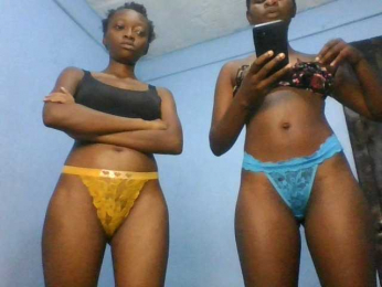 Petitegals webcam model stream image