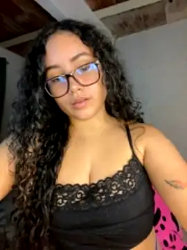 CurlyGirl_1 webcam model stream image