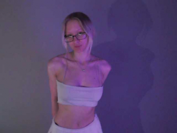 Chloe1love webcam model stream image