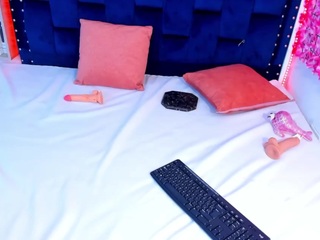 saraapril-1 webcam model stream image