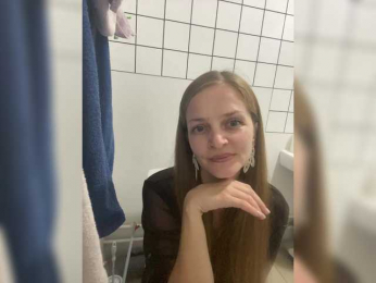 KiraMaxi webcam model stream image