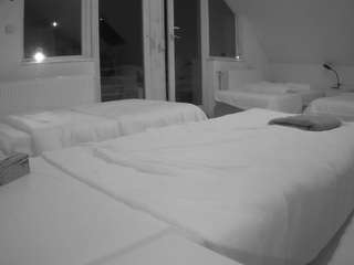 voyeurcam-julmodels-bed-2 webcam model stream image
