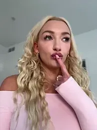 SerenaCloud webcam stripchat model stream image