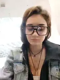 RiskyViolet webcam model stream image