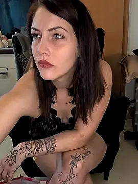 Linalicious webcam model stream image