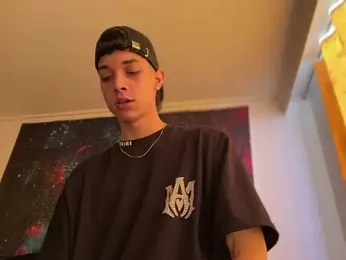 RoughDiamond_ webcam model stream image