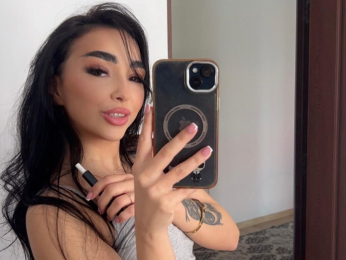 LaraMac webcam model stream image