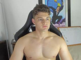 Oliver Whitee webcam model stream image