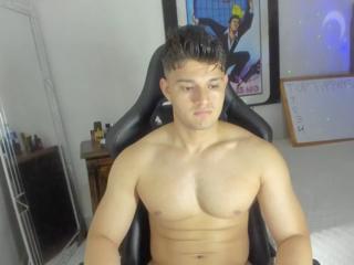 Oliver Whitee webcam model stream image