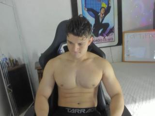 Oliver Whitee webcam model stream image