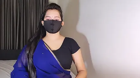YourLovelyQueen webcam model stream image