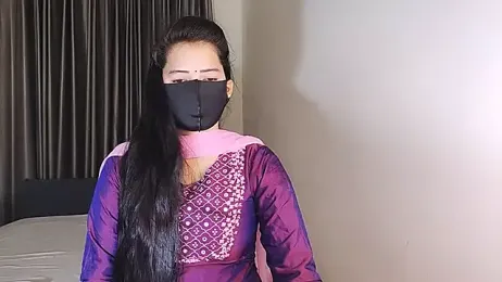 YourLovelyQueen webcam model stream image