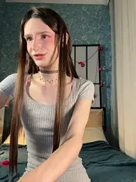 madi_snow webcam model stream image