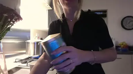 QuenMonicaUK webcam model stream image