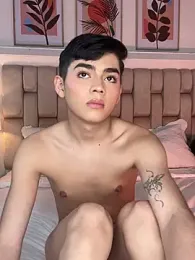 Maxi_little webcam stripchat model stream image