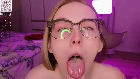HalieCross webcam model stream image