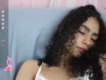 vicky_curly webcam model stream image