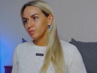 Kira Mae webcam model stream image