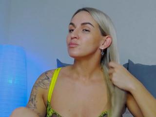 Kira Mae webcam model stream image