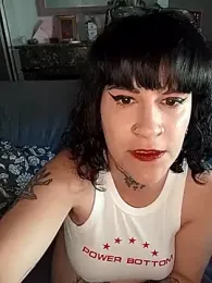 callmelouve_ webcam model stream image