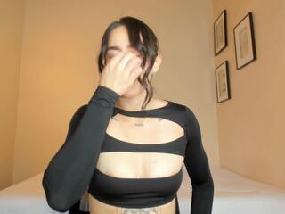 Louissa Bennett webcam model stream image