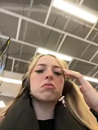 LoraaDoll webcam model stream image