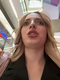 LoraaDoll webcam model stream image