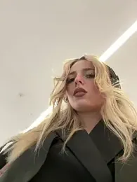 LoraaDoll webcam model stream image