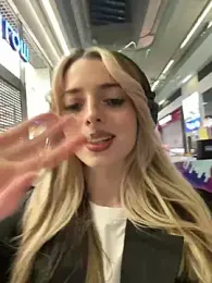 LoraaDoll webcam model stream image