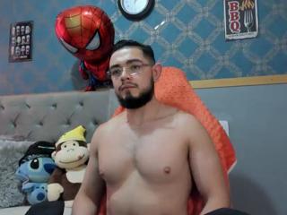 Luigi White webcam model stream image