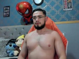 Luigi White webcam model stream image