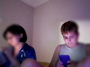 2Lesbians webcam bongacams model stream image