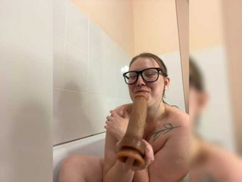 DollVice webcam model stream image
