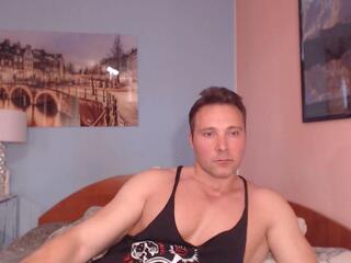 Hunky Muscle webcam model stream image