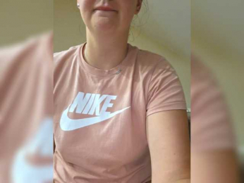 YoungHotMom webcam model stream image