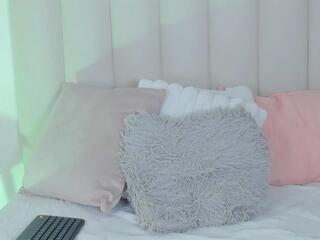 Pearl Moon webcam model stream image