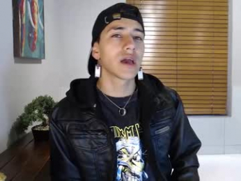 andyjoy_ webcam model stream image