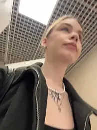 Street_young webcam model stream image