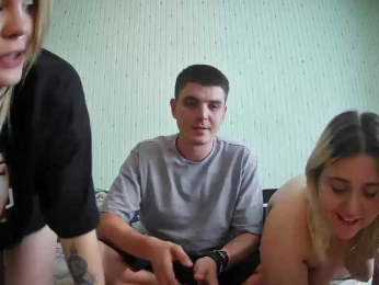 DivineTrio webcam model stream image