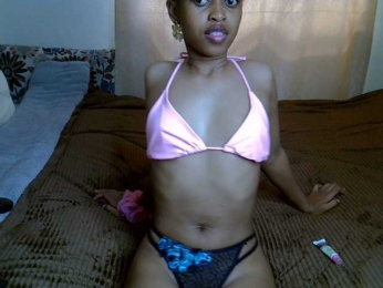 PetiteCaramel webcam model stream image