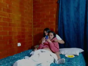 kissesssdoublesss webcam model stream image