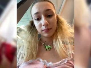 lily-badcuite11 webcam model stream image