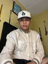 lyan_t2 webcam stripchat model stream image